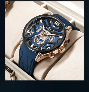 Primer plano detallado del reloj de cuarzo MEGIR para hombre con correa de silicona azul