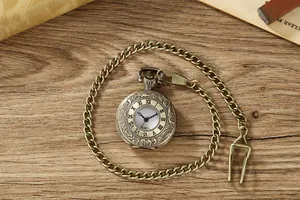 Makroaufnahme einer alten Bronze-Quarztaschenuhr mit römischen Ziffern