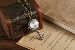 Detailansicht eines vintage bronzenen Quarztaschenuhr-Anhängers in Schlüsselform antik