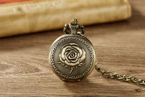 Detailansicht einer geprägten Rose auf einer klassischen bronzenen Quarz-Taschenuhr.