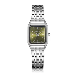 Vista detallada del reloj de cuarzo cuadrado para mujer con esfera verde oliva y acero.
