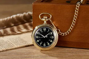 Montre de poche vintage dorée classique avec cadran noir et chaîne sur une boîte en bois.