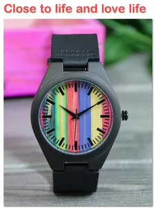 Gros plan d'une montre pour homme avec un cadran texturé en bois rayé coloré