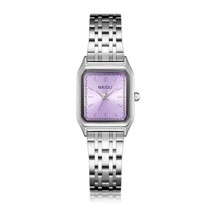 Primer plano de elegante reloj de cuarzo cuadrado con esfera púrpura