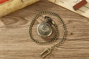 Detaillierte Ansicht einer Vintage-Taschenuhr aus Bronze mit feinem Rosenrelief.