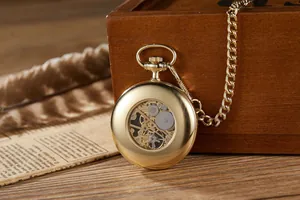 Vue détaillée d'une montre de poche mécanique dorée vintage avec mouvement apparent.