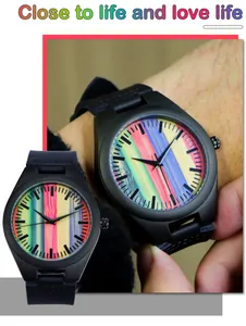 Vue détaillée de la montre en bois minimaliste avec rayures verticales colorées et bracelet noir