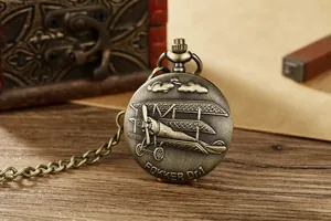 Nahaufnahme einer bronzenen Vintage-Taschenuhr mit detailliertem Fokker Dr.1 Flugzeugrelief.