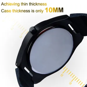 Détail montrant l'épaisseur ultra-fine du boîtier de 10 mm de cette montre en bois pour homme