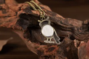 Antike Eule Quarz Taschenuhr Halskette Anhänger auf rustikalem Holz Hintergrund