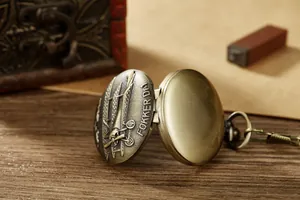 Detailansicht der Vintage-Taschenuhr aus Bronze mit Fokker Dr.I Flugzeug-Relief
