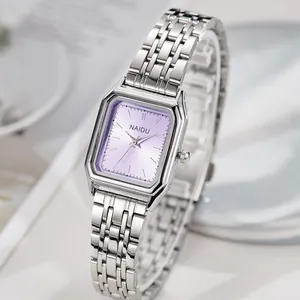 Elegante reloj de mujer en acero inoxidable plateado con esfera cuadrada pequeña color lila