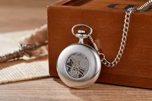 Gros plan d'une montre de poche mécanique argentée avec fond transparent squelette