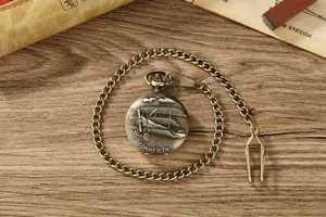 Detailansicht einer bronzenen Vintage-Taschenuhr mit Fokker Dr.1 Flugzeug-Relief