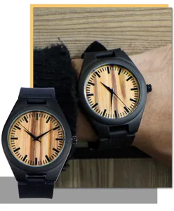 Détail d'une montre homme minimaliste avec cadran en bois naturel et bracelet noir.