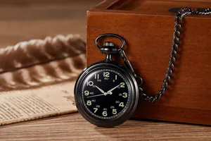 Montre à gousset vintage noire lumineuse avec chiffres arabes et chaîne sur boîte bois