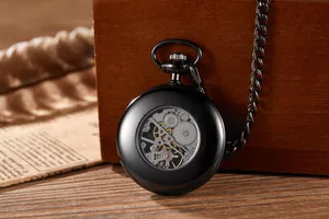 Vue détaillée de la montre à gousset mécanique noire vintage avec mouvement et chaîne