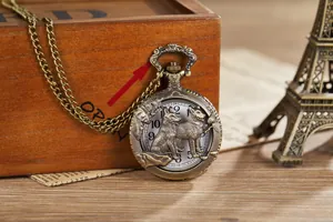 Detailaufnahme einer antiken bronzenen Quarztaschenuhr mit Doppelwolf-Relief-Design