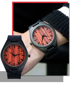 Vue détaillée d'une montre décontractée pour homme avec cadran grain de bois et bracelet noir