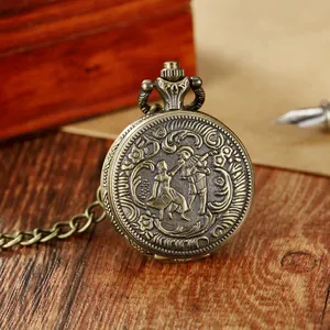 Klassische Vintage-Quarztaschenuhr aus Bronze mit Reliefschnitzerei auf Holzgrund