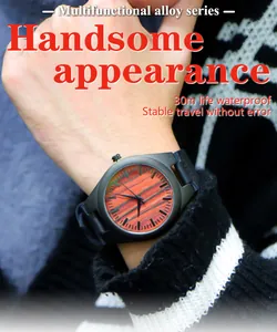 Détail d'une montre pour homme avec cadran grain de bois et boîtier noir au poignet.