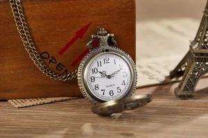 Nahaufnahme einer Vintage-Quarztaschenuhr aus Bronze mit Kette und feinen Verzierungen