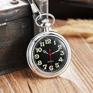 Vue détaillée d'une montre à gousset argentée avec chiffres lumineux sur cadran noir