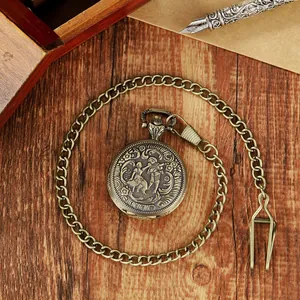 Elegante Vintage Quarz-Taschenuhr aus Bronze mit klassischem Relief und langer Metallkette
