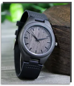 Gros plan d'une montre pour homme avec cadran en bois et bracelet noir minimaliste