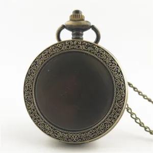 Primo piano di testata per orologio da taschino vintage in bronzo con bordo floreale e catena