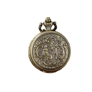 Klassische Taschenuhr aus Bronze mit geprägtem Tanzfiguren-Muster als Anhänger