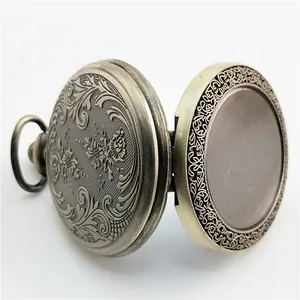 Dettaglio cassa dell'orologio da taschino vintage in bronzo con rilievo floreale
