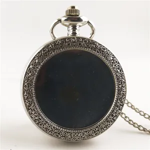 Vista posteriore dettagliata di una cassa per orologio da taschino vintage argento