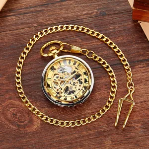 Gros plan d'une montre à gousset mécanique squelette vintage avec chaîne dorée.