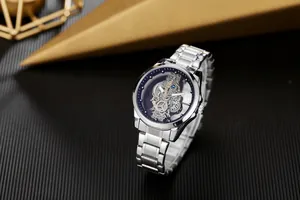 Détail d'une montre automatique en argent pour homme avec cadran squelette