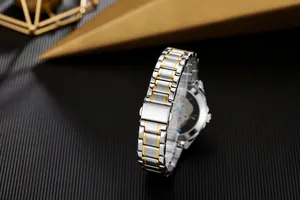 Vue détaillée du bracelet de montre en acier bicolore et fond de boîtier ajouré