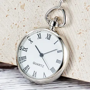 Primer plano de un reloj de bolsillo de cuarzo plateado vintage con esfera romana