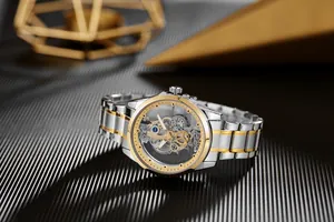 Vue détaillée d'une montre mécanique automatique squelette de luxe pour homme dorée