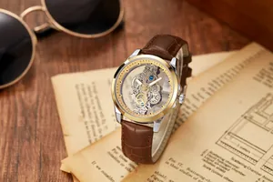 Montre mécanique squelette de luxe avec bracelet en cuir brun sur un fond de style vintage