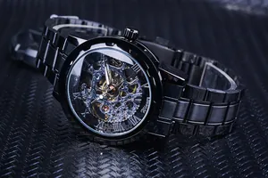 Vista macro detallada del reloj mecánico manual WINNER negro con esfera esquelética