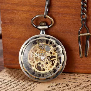 Détail d'une montre à gousset mécanique squelette en bronze avec un mouvement doré