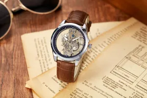 Gros plan d'une montre mécanique automatique squelette avec bracelet en cuir sur papier vintage