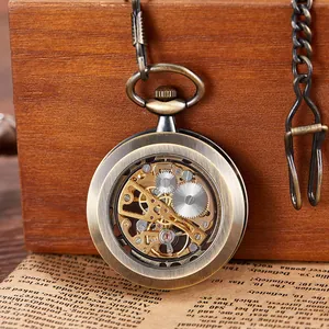 Gros plan détaillé d'une montre de poche mécanique squelette vintage en bronze