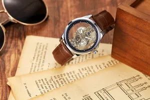 Vue détaillée de la montre mécanique squelette automatique avec bracelet en cuir marron