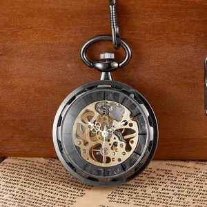 Vue détaillée d'une montre à gousset mécanique squelette vintage avec engrenages dorés et étui