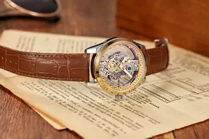 Gros plan détaillé d'une montre mécanique automatique squelette avec bracelet en cuir