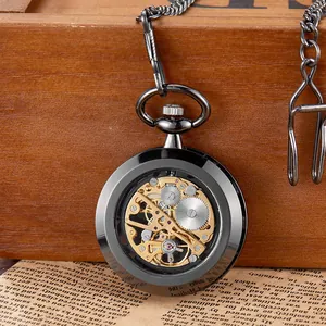 Vue détaillée macro d'une montre à gousset mécanique squelette vintage en or