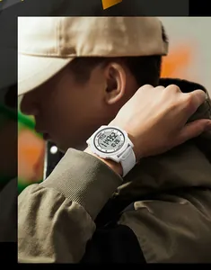 Nahaufnahme einer stylischen weißen Digitaluhr am Handgelenk in Alltagsszene