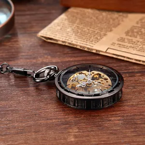 Vue rapprochée d'une montre à gousset mécanique squelette vintage avec engrenages dorés et boîtier noir