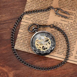 Gros plan sur une montre de poche mécanique vintage ajourée posée sur un vieux journal